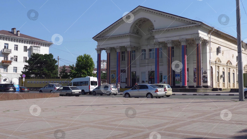 Скачать 12 августа 2025 года: Новороссийский городской дворец культуры и памятник Ленину в центре Новороссийска, Россия фотосток Ozero