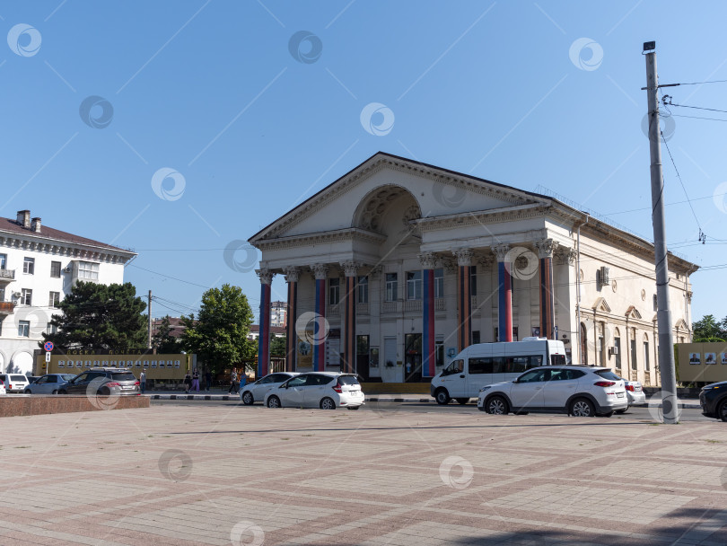 Скачать 12 августа 2025 года: Новороссийский городской дворец культуры и памятник Ленину в центре Новороссийска, Россия фотосток Ozero