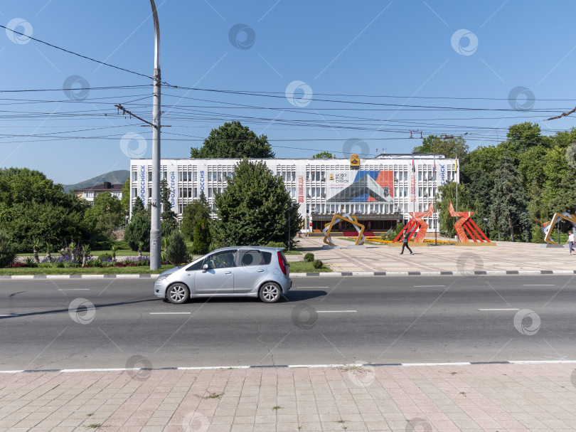 Скачать 19 августа 2025 года Административное здание на улице Советов в Новороссийске под ясным зимним небом демонстрирует городскую архитектуру и городскую жизнь. фотосток Ozero