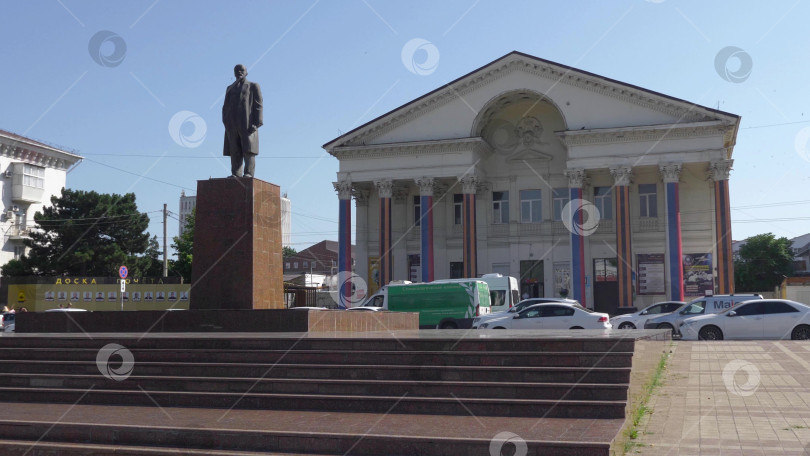 Скачать 12 августа 2025 года: Новороссийский городской дворец культуры и памятник Ленину в центре Новороссийска, Россия фотосток Ozero