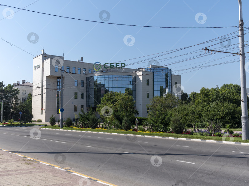 Скачать 19 августа 2025 года в главном здании Сбербанка на улице Советов в Новороссийске открылась выставка современной городской архитектуры и городской жизни. фотосток Ozero