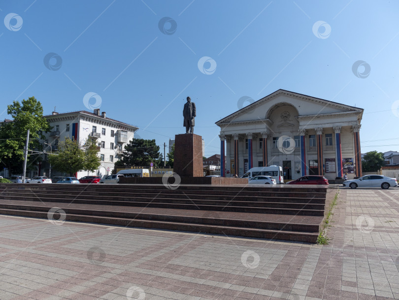 Скачать 12 августа 2025 года: Новороссийский городской дворец культуры и памятник Ленину в центре Новороссийска, Россия фотосток Ozero