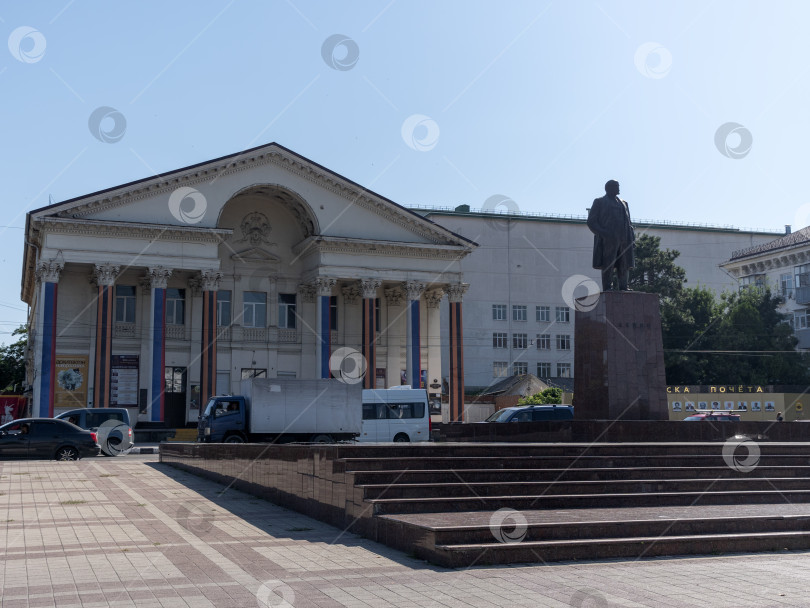 Скачать 12 августа 2025 года: Новороссийский городской дворец культуры и памятник Ленину в центре Новороссийска, Россия фотосток Ozero