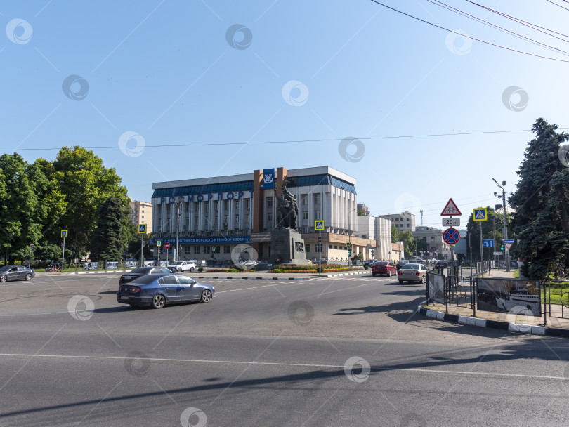 Скачать 12 августа 2025 года: Площадь Свободы в Новороссийске, Россия, центральное общественное пространство, где люди передвигаются по городу в лучах летнего солнца. фотосток Ozero