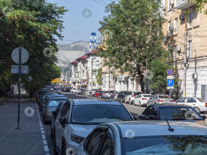 Скачать 12 августа 2025 года: улица Свободы в Новороссийске, Россия, ведущая к морскому порту, где начинается повседневная городская жизнь и портовая активность. фотосток Ozero