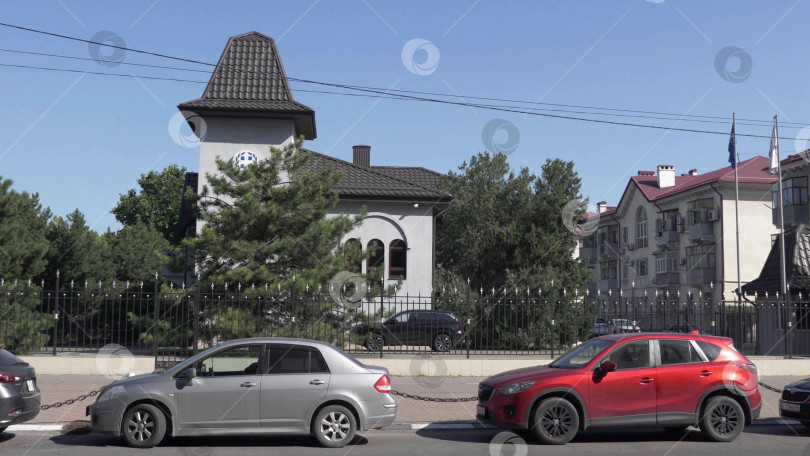 Скачать 22 августа 2025 года здание консульства Греции недалеко от порта Новороссийск, Россия, на побережье Черного моря. Дипломатический офис в приморском городе фотосток Ozero