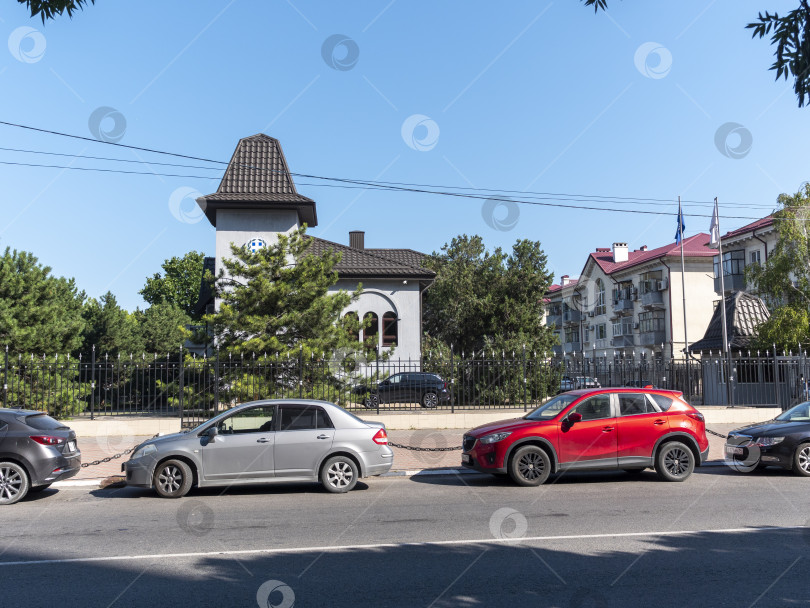 Скачать 22 августа 2025 года здание консульства Греции недалеко от порта Новороссийск, Россия, на побережье Черного моря. Дипломатический офис в приморском городе фотосток Ozero
