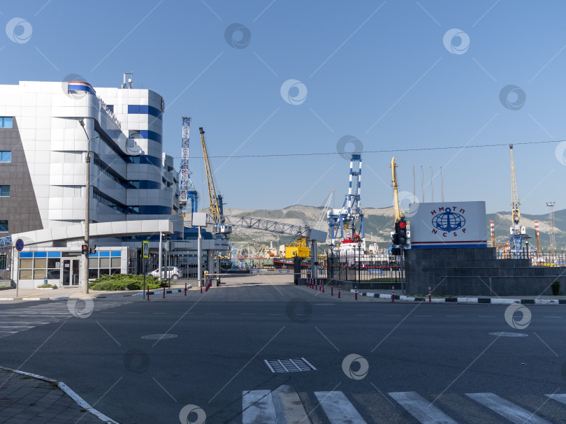 Скачать 22 августа 2025 года начнется строительство Новороссийского морского торгового порта в Новороссийске, Россия, на побережье Черного моря. Административное здание порта и морская инфраструктура фотосток Ozero