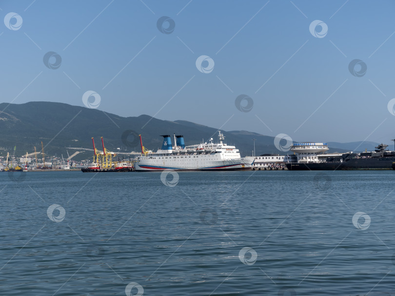 Скачать 22 августа 2025 года пассажирский теплоход "Князь Владимир" пришвартовался в порту Новороссийска, Россия, на побережье Черного моря. Речное и морское судно пришвартовано недалеко от гавани фотосток Ozero