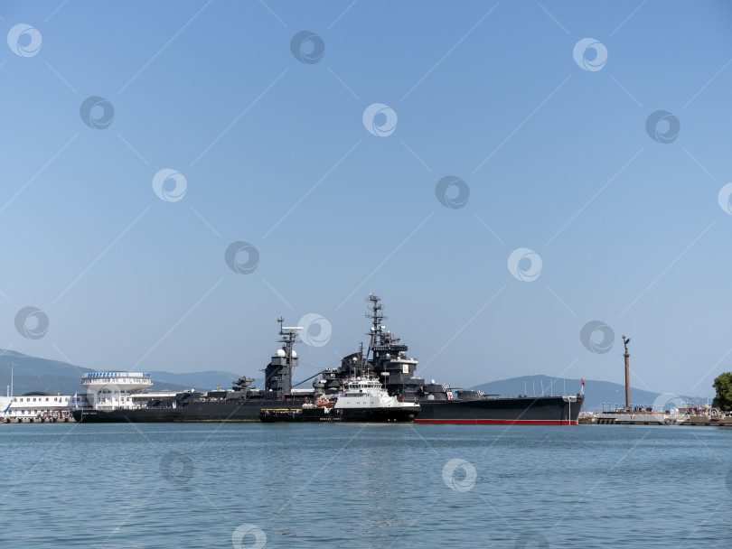 Скачать Новороссийск, Россия, 20 сентября 2025 года: Крейсер "Михаил Кутузов" пришвартовался в порту города. Историческое советское судно-музей проекта 68-бис фотосток Ozero