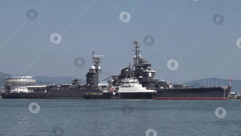 Скачать Новороссийск, Россия, 20 сентября 2025 года: Крейсер "Михаил Кутузов" пришвартовался в порту города. Историческое советское судно-музей проекта 68-бис. Только для редакционного использования фотосток Ozero