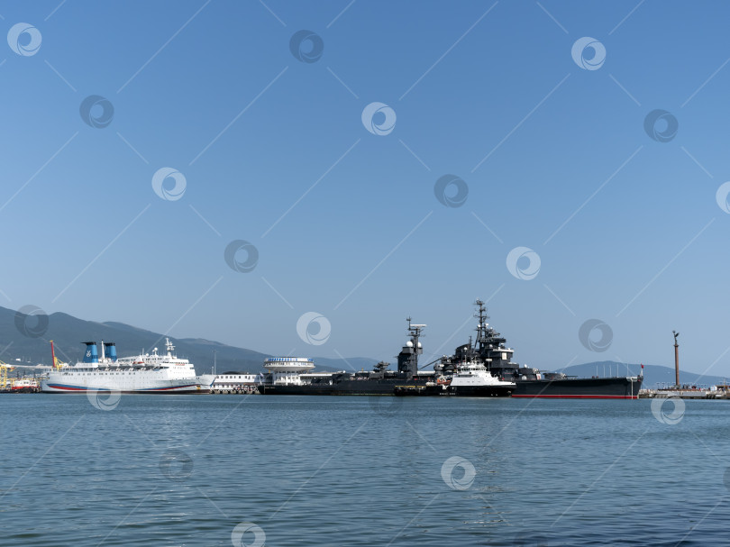 Скачать Новороссийск, Россия, 20 сентября 2025 года: Крейсер "Михаил Кутузов" пришвартовался в порту города. Историческое советское судно-музей проекта 68-бис фотосток Ozero
