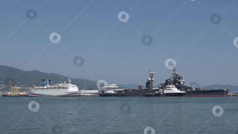 Скачать Новороссийск, Россия, 20 сентября 2025 года: Крейсер "Михаил Кутузов" пришвартовался в порту города. Историческое советское судно-музей проекта 68-бис. Только для редакционного использования фотосток Ozero