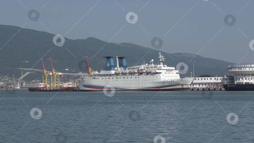 Скачать 22 августа 2025 года пассажирский теплоход "Князь Владимир" пришвартовался в порту Новороссийска, Россия, на побережье Черного моря. Речное и морское судно пришвартовано недалеко от гавани фотосток Ozero