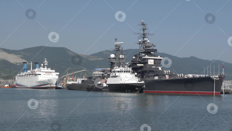 Скачать Новороссийск, Россия, 20 сентября 2025 года: Крейсер "Михаил Кутузов" пришвартовался в порту города. Историческое советское судно-музей проекта 68-бис. Только для редакционного использования фотосток Ozero