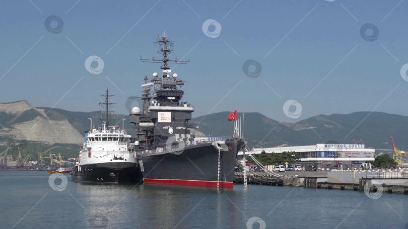 Скачать Новороссийск, Россия, 20 сентября 2025 года: Крейсер "Михаил Кутузов" пришвартовался в порту города. Историческое советское судно-музей проекта 68-бис. Только для редакционного использования фотосток Ozero
