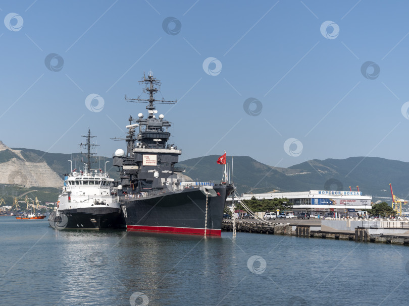 Скачать Новороссийск, Россия, 20 сентября 2025 года: Крейсер "Михаил Кутузов" пришвартовался в порту города. Историческое советское судно-музей проекта 68-бис фотосток Ozero