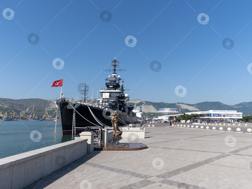 Скачать Новороссийск, Россия, 20 сентября 2025 года: Крейсер "Михаил Кутузов" пришвартовался в порту города. Историческое советское судно-музей проекта 68-бис фотосток Ozero