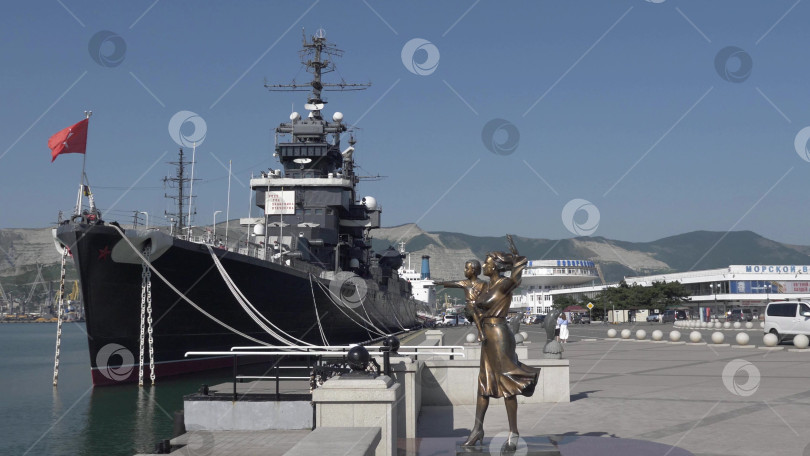 Скачать Новороссийск, Россия, 20 сентября 2025 года: Крейсер "Михаил Кутузов" пришвартовался в порту города. Историческое советское судно-музей проекта 68-бис. Только для редакционного использования фотосток Ozero