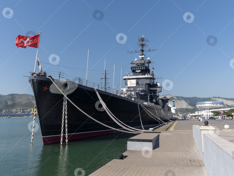 Скачать Новороссийск, Россия, 20 сентября 2025 года: Крейсер "Михаил Кутузов" пришвартовался в порту города. Историческое советское судно-музей проекта 68-бис фотосток Ozero