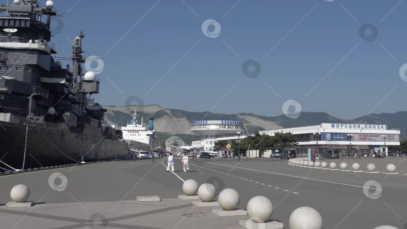 Скачать Новороссийск, Россия, 20 сентября 2025 года: Крейсер "Михаил Кутузов" пришвартовался в порту города. Историческое советское судно-музей проекта 68-бис. Только для редакционного использования фотосток Ozero