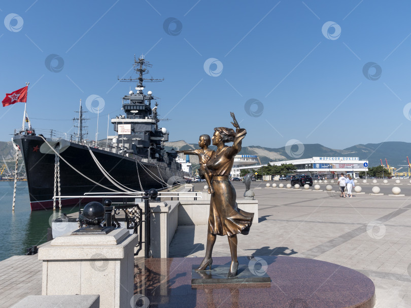 Скачать 22 августа 2025 года Памятник жене моряка на площади в Новороссийске Россия на фоне авианосца Адмирал Кузнецов виднеющегося на побережье Черного моря фотосток Ozero