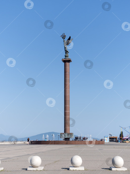 Скачать 22 августа 2025 года площадь с памятной стелой перед Морским терминалом в Новороссийске, Россия, на побережье Черного моря. Городское общественное пространство и морская достопримечательность фотосток Ozero