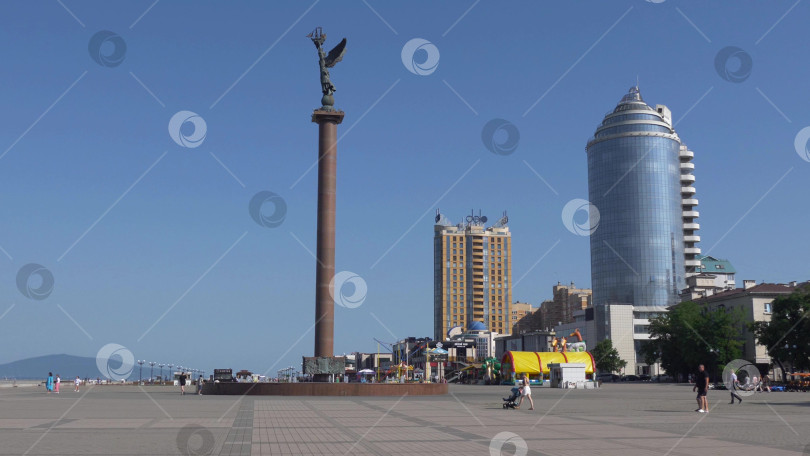 Скачать 22 августа 2025 года площадь с памятной стелой перед Морским терминалом в Новороссийске, Россия, на побережье Черного моря. Городское общественное пространство и морская достопримечательность фотосток Ozero