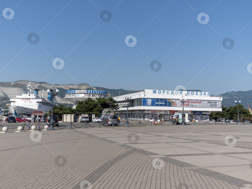 Скачать 22 августа 2025 года в Новороссийске открылся морской терминал на Черноморском побережье России. Историческое здание порта с морской инфраструктурой фотосток Ozero