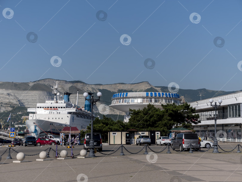 Скачать 22 августа 2025 года в Новороссийске открылся морской терминал на Черноморском побережье России. Историческое здание порта с морской инфраструктурой фотосток Ozero