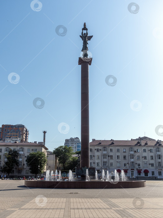 Скачать 22 августа 2025 года площадь с памятной стелой перед Морским терминалом в Новороссийске, Россия, на побережье Черного моря. Городское общественное пространство и морская достопримечательность фотосток Ozero