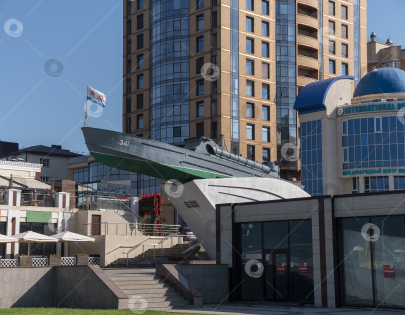 Скачать 12 августа 2025 года: Мемориальный катер на набережной Новороссийска, посвященный героическим черноморским морякам, Россия фотосток Ozero