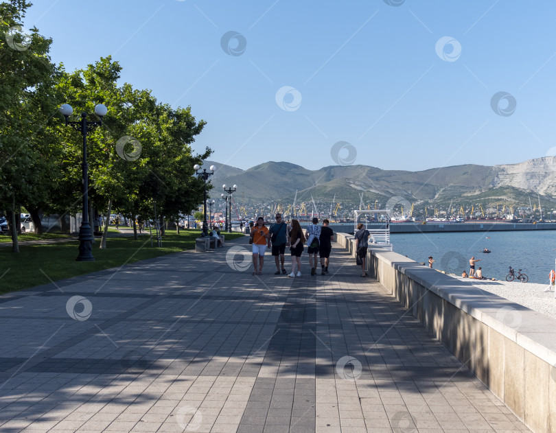 Скачать 12 августа 2025 года: Памятник Неизвестному моряку на берегу в Новороссийске, Россия, с видом на Черное море. фотосток Ozero