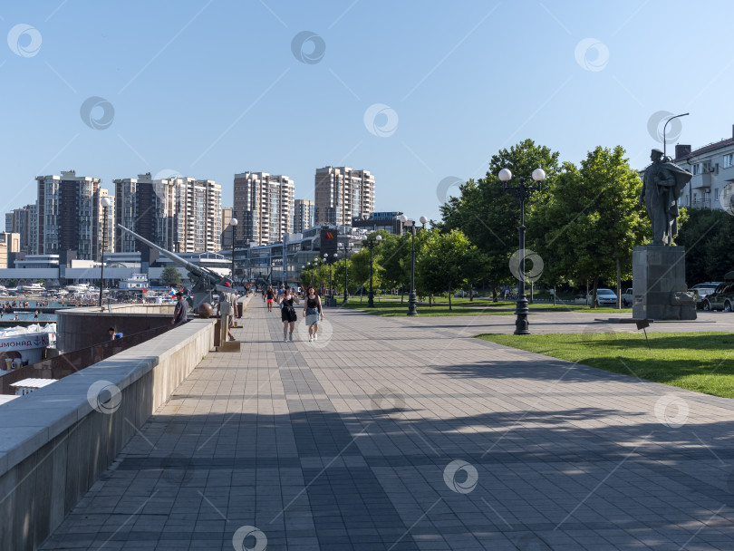 Скачать 12 августа 2025 года: Памятник Неизвестному моряку на берегу в Новороссийске, Россия, с видом на Черное море. фотосток Ozero