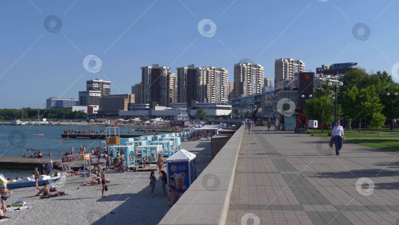 Скачать 12 августа 2025 года: Памятник Неизвестному моряку на берегу в Новороссийске, Россия, с видом на Черное море. фотосток Ozero