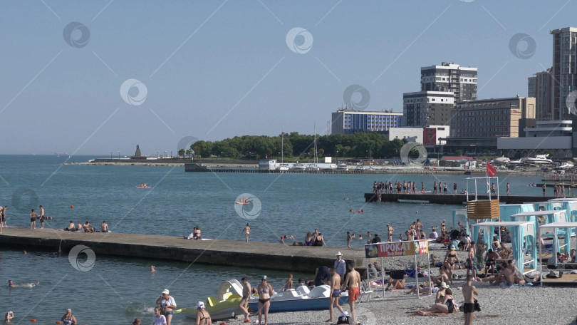 Скачать 12 августа 2025 года: Памятник Неизвестному моряку на берегу в Новороссийске, Россия, с видом на Черное море. фотосток Ozero