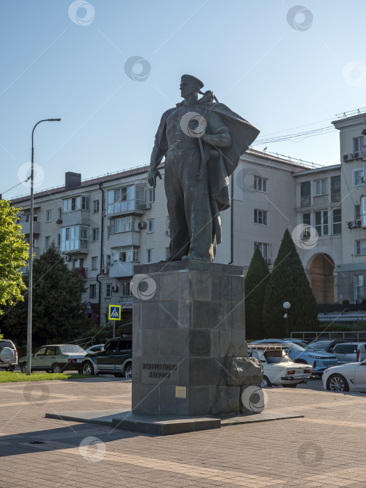 Скачать 12 августа 2025 года: Памятник Неизвестному моряку на берегу в Новороссийске, Россия, с видом на Черное море. фотосток Ozero