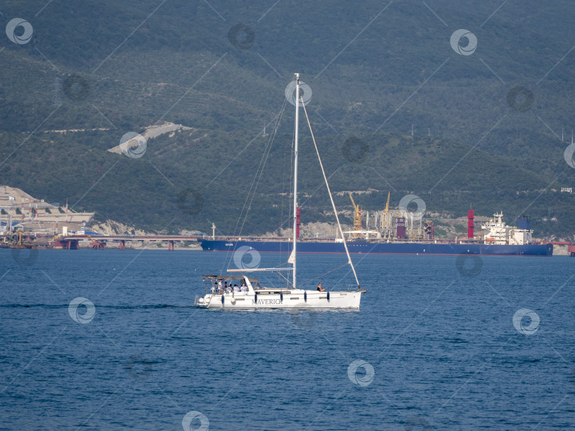 Скачать 12 августа 2025 года: Яхта Maverick покидает порт Новороссийска, Россия. фотосток Ozero