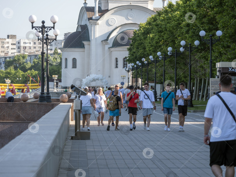 Скачать 12 августа 2025 года: Туристы на набережной Новороссийска возле церкви святых Петра и Февронии Муромских, Россия фотосток Ozero