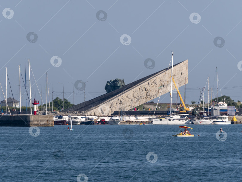 Скачать 22 августа 2025 года в Новороссийске, Россия, в память об их героизме во время Второй мировой войны установлен памятник безземельным солдатам. Исторический мемориал на побережье Черного моря фотосток Ozero