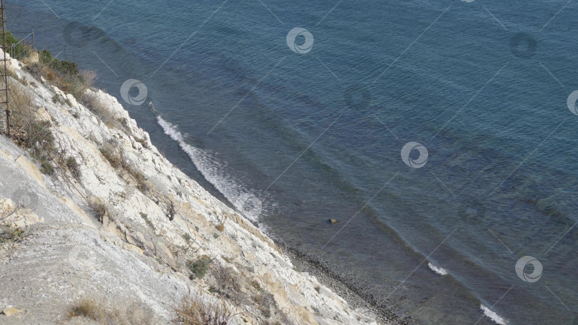 Скачать Панорамный вид на море со скалистого склона холма с соснами под ясным голубым летним небом фотосток Ozero