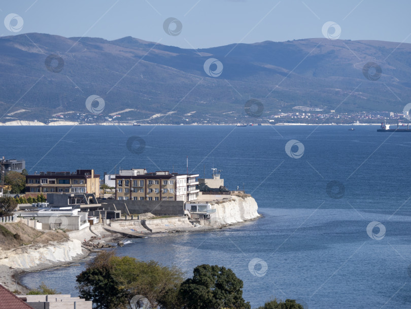 Скачать 12 августа 2025 года Вид сверху с горы Колдун на море и береговую линию в направлении курортного поселка Мысхако близ Новороссийска, Россия, на побережье Черного моря. Прибрежный ландшафт и береговая линия фотосток Ozero