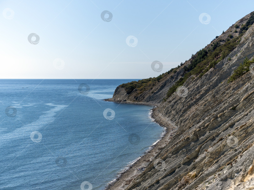 Скачать Скалистое побережье Черного моря с отвесными скалами и ясным небом, естественный морской пейзаж фотосток Ozero
