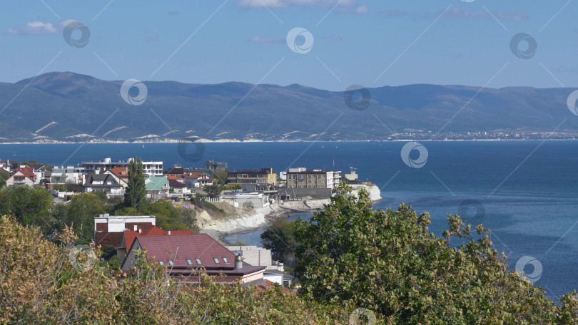 Скачать 12 августа 2025 года Вид сверху с горы Колдун на море и береговую линию в направлении курортного поселка Мысхако близ Новороссийска, Россия, на побережье Черного моря. Прибрежный ландшафт и береговая линия фотосток Ozero