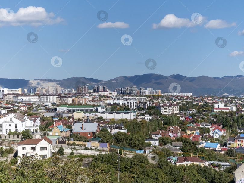 Скачать 12 августа 2025 года Вид сверху с горы Колдун на море и береговую линию в направлении курортного поселка Мысхако близ Новороссийска, Россия, на побережье Черного моря. Прибрежный ландшафт и береговая линия фотосток Ozero