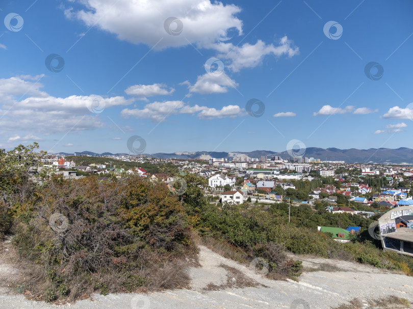 Скачать 12 августа 2025 года Вид сверху с горы Колдун на море и береговую линию в направлении курортного поселка Мысхако близ Новороссийска, Россия, на побережье Черного моря. Прибрежный ландшафт и береговая линия фотосток Ozero