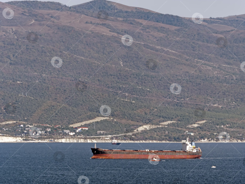 Скачать 22 августа 2025 года Нефтяные танкеры ожидают погрузки в Цемесской бухте близ Новороссийска, Россия, на Черном море. Крупные суда стоят на якоре у берега фотосток Ozero