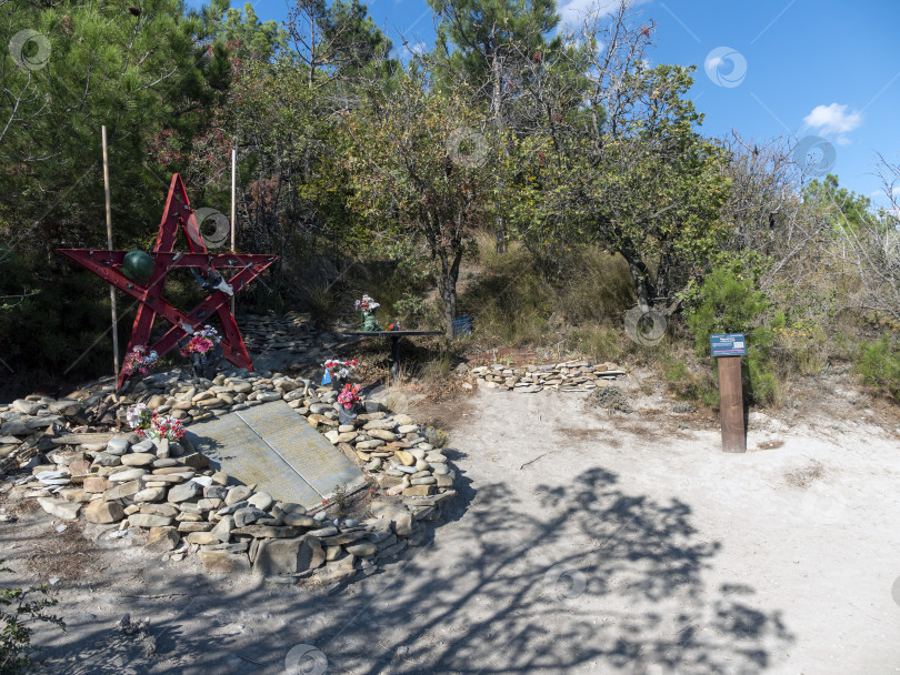 Скачать 12 августа 2025 года. Военный мемориал в форме звезды на горе Колдун с видом на Черное море недалеко от Новороссийска, Краснодарский край, Россия. Прибрежный пейзаж с морем и холмами под ясным голубым небом фотосток Ozero