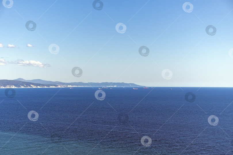 Скачать Нефтяные танкеры ожидают погрузки в Цемесской бухте близ Новороссийска, Россия, на Черном море. Крупные суда стоят на якоре у берега фотосток Ozero