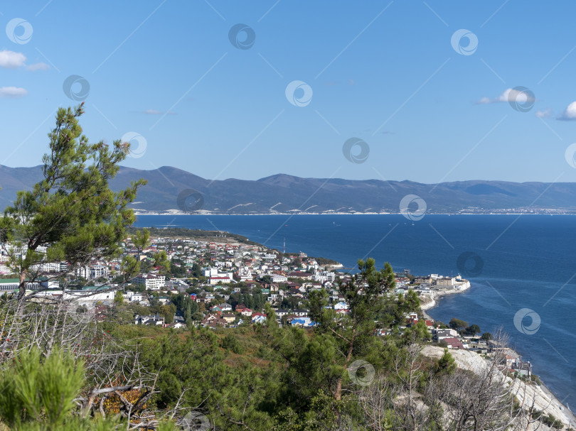 Скачать 12 августа 2025 года Вид сверху с горы Колдун на море и береговую линию в направлении курортного поселка Мысхако близ Новороссийска, Россия, на побережье Черного моря. Прибрежный ландшафт и береговая линия фотосток Ozero